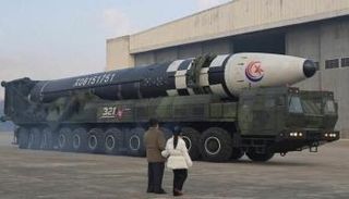 كيم جونغ أون وابنته يتفقدان صاروخا باليستيا