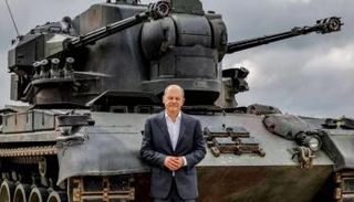 أولاف شولتز أمام دبابة جيبارد الألمانية