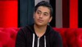 مسن يثير الجدل بهيئة صبي.. ما القصة؟