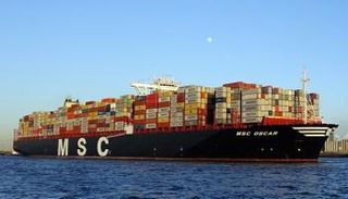 ناقلة بحرية أثناء عبورها بمياه البحر الأحمر