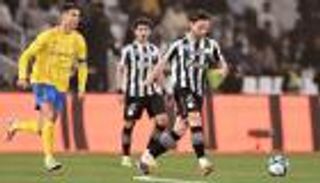 النصر يحسم ديربي الشباب ويطارد الهلال في الدوري السعودي (فيديو)