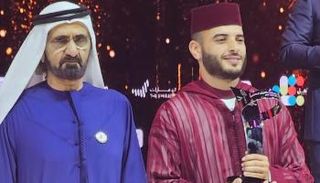 الشيخ محمد بن راشد آل مكتوم يسلم الجائزة إلى أمين