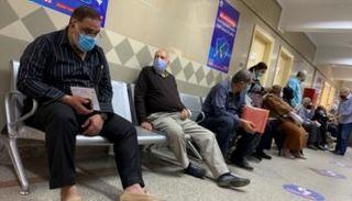 مواطنون داخل أحد المراكز الطبية في مصر