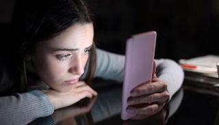 ترتبط السوشيال ميديا بالعزلة والشعور بالوحدة.