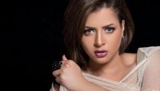 الفنانة منى فاروق