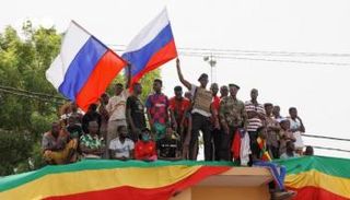 متظاهرون يرفعون أعلام روسيا خلال احتجاجات ضد فرنسا بالنيجر