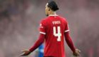 ضربة من أقرب شخص.. قميص فان دايك يفضح سرا حزينا