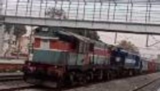 صدق أو لا تصدق.. قطار يقطع 80 كيلومترا بدون سائق (فيديو)