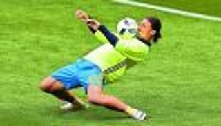 على طريقة زلاتان ورونالدو.. إمام عاشور ينثر سحره مع الأهلي (فيديو)