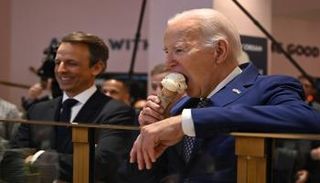 الرئيس الأمريكي جو بايدن يتناول الآيس كريم