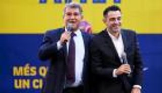 بعد إعلان الرحيل.. برشلونة يفاجئ تشافي بطلب رسمي