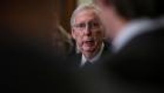 زعيم الجمهوريين بـ«الشيوخ» يفجر مفاجأة.. هل أسقطت السنّ مطرقة ماكونيل؟