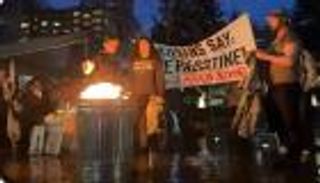 بحرق أزياء عسكرية.. محاربون قدامى بأمريكا يتضامنون مع «بوشنل» وغزة (فيديو)