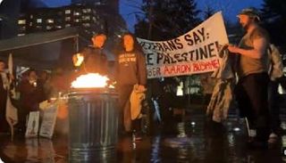 محاربون قدامى يحرقون ملابسهم العسكرية