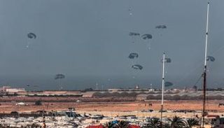 الإسقاط الجوي للمساعدات على غزة