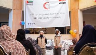الهلال الأحمر الإماراتي يوزع كسوة الشتاء على المستفيدين في مصر