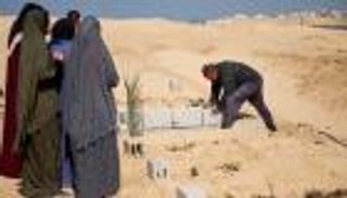 دوام إضافي لطواحين القتل في غزة.. و«أحمد» تعب من حفر القبور (صور)