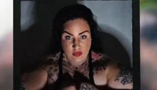 جاكي كورن تستعرض عضلاتها