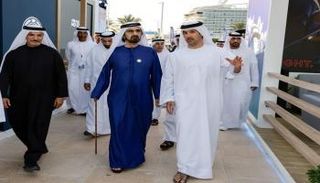 الشيخ محمد بن راشد آل مكتوم خلال زيارته معرض القوارب