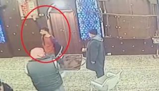 لحظة الاعتداء على المصلين