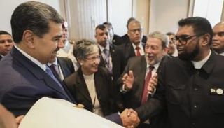 نيكولاس مادورو يصافح رئيس غويانا عرفان علي
