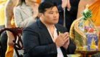 العرش أو زوجته الأمريكية.. نجل ملك تايلاند أمام «خيار صعب»