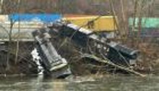 قطار يخرج عن مساره في أمريكا.. ويغرق في النهر (صور)