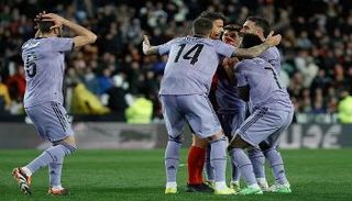 جيل مانزانو مع لاعبي ريال مدريد 