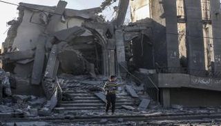 طفل فلسطيني أمام مسجد مدمر