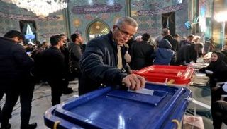 مواطن يدلي بصوته في الانتخابات الإيرانية - أ ف ب 