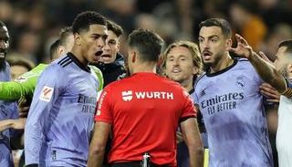 بيلينغهام نجم ريال مدريد ضد فالنسيا والحكم مانزانو