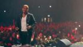 رقم قياسي في الحضور.. عمرو دياب يتألق في حفله بأبوظبي تحت شعار «ويستمر السحر» (صور)