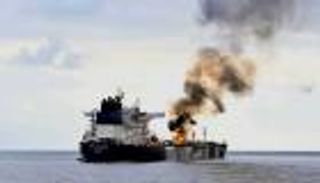 بصاروخين.. مليشيات الحوثي تقصف سفينة في خليج عدن