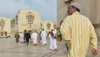 مصلون أمام مسجد في المغرب - أرشيفية