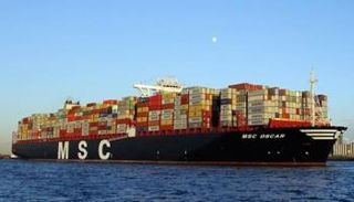 ناقلة بحرية في أثناء عبورها البحر الأحمر