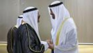 محمد بن زايد وأمير الكويت يتبادلان أرفع الأوسمة