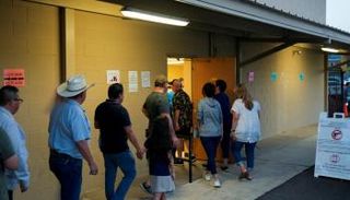 أمريكيون يدلون بأصواتهم في الانتخابات التمهيدية بالثلاثاء الكبير