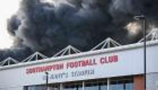 حريق ضخم يثير الذعر في ملعب ساوثهامبتون (صور)