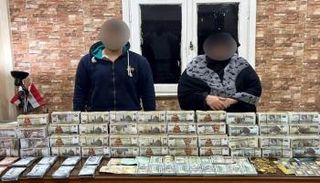 المتهمان وأمامهما المضبوطات