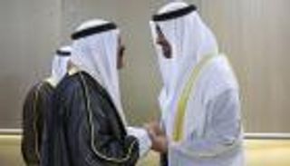 حرّك الكرسي فهزَّ قلوب الملايين.. احتفاء كبير بتواضع محمد بن زايد