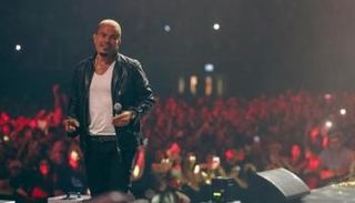 عمرو دياب أثناء إحدى حفلاته