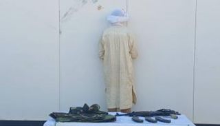 أحد المضبوطين بحوزته سلاح ناري - (وزارة الدفاع الجزائرية)