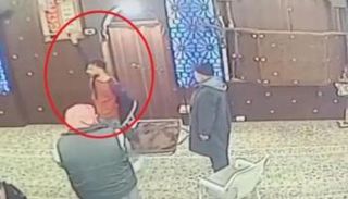 لحظة الاعتداء على المصلين