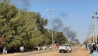 دخان يتصاعد من أحد مواقع القتال بالسودان