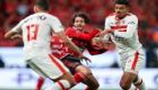 «الكاميرا التوكتوك».. أحدث تقاليع مدحت شلبي في قمة الأهلي والزمالك