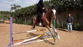 مصرية منتقبة تقتحم عالم الفروسية