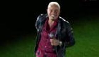 عمرو دياب يقدم فقرة غنائية قبل مباراة الأهلي والزمالك (فيديو)