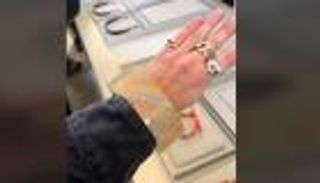 بالنسياغا تثير الجدل بأغرب قطعة أزياء في العالم (فيديو)