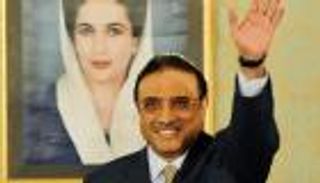 «شريك بوتو» في القصر.. من هو زرداري العائد لرئاسة باكستان؟