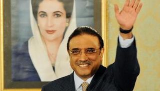 رئيس باكستان الجديد أمام صورة "بوتو"